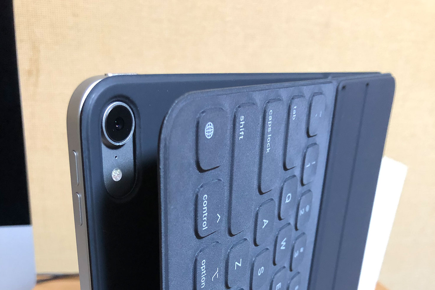 カメラ開口部のアップ。第3世代に合わせた縦長のものとなっている。