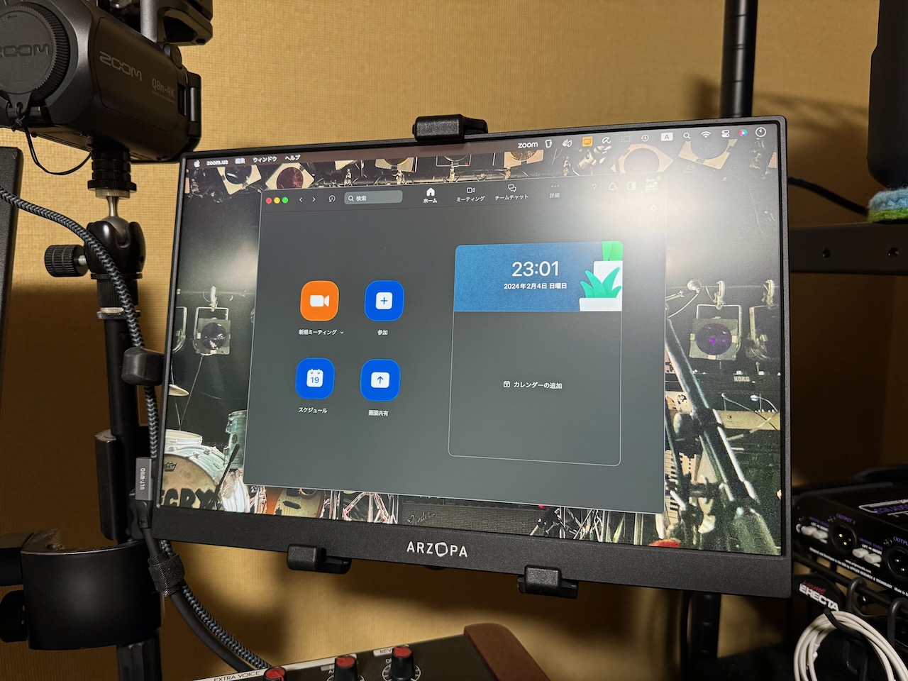 バンドのオンラインリハーサル中にZOOMのミーティング画面を映すために使用しているARZOPAのモバイルディスプレイ。写真で分かるかどうか不明だが、この解像度でも文字がぼやけずに表示されている