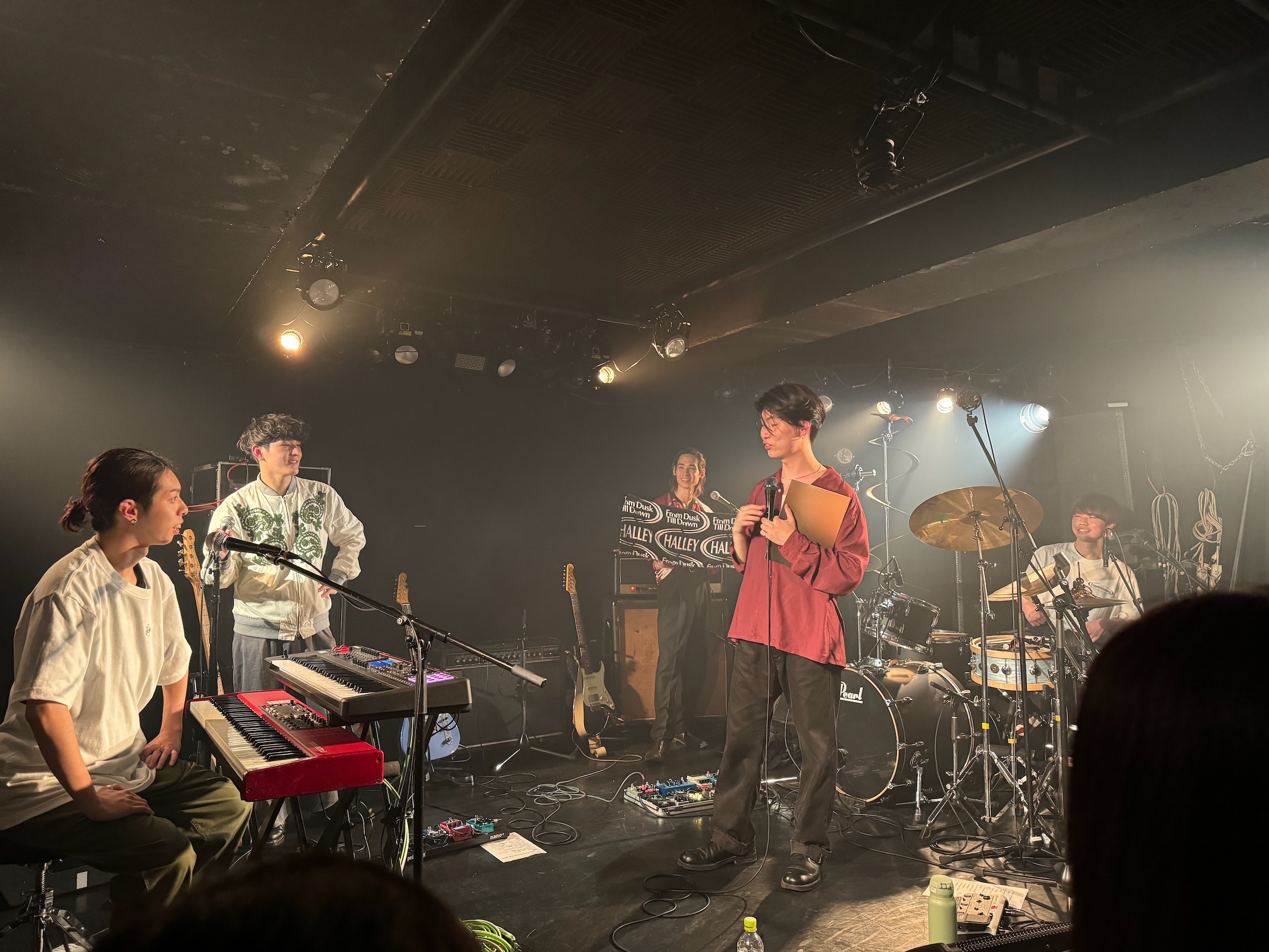 ツアー・グッズについて語るメンバー