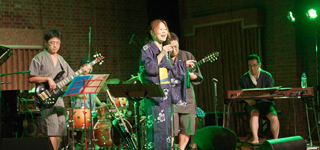 夏のイベントらしく浴衣に甚平で演奏しておりました…